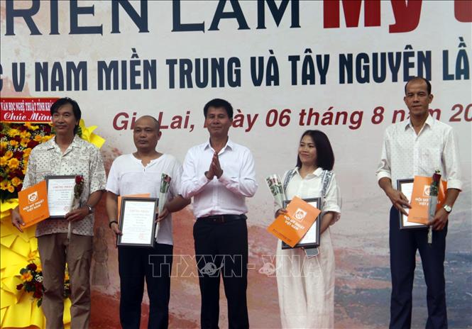 Ban tổ chức trao thưởng cho các tác giả có tác phẩm đạt giải tại Triển lãm. Ảnh: Trịnh Bang Nhiệm - TTXVN 