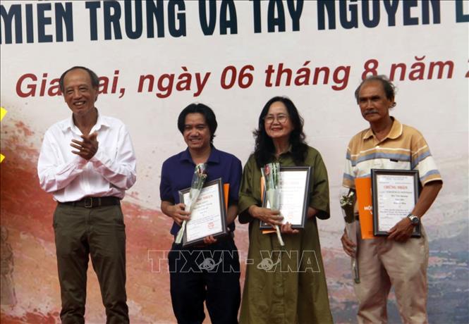 Ban tổ chức trao thưởng cho các tác giả có tác phẩm đạt giải tại Triển lãm. Ảnh: Trịnh Bang Nhiệm - TTXVN 