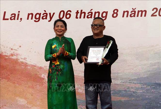 Ban tổ chức trao thưởng cho các tác giả có tác phẩm đạt giải tại Triển lãm. Ảnh: Trịnh Bang Nhiệm - TTXVN 