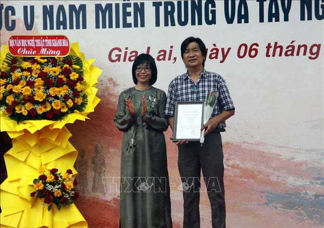 Ban tổ chức trao thưởng cho các tác giả có tác phẩm đạt giải tại Triển lãm. Ảnh: Trịnh Bang Nhiệm - TTXVN 