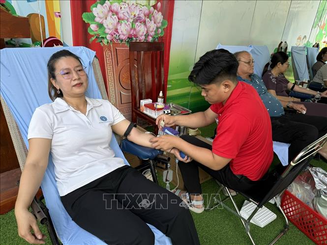 Chị Trần Ngọc Nữ, cán bộ Văn phòng Đảng uỷ xã Gành Hào, lần thứ 5 tham gia hiến máu tình nguyện. Ảnh: Tuấn Kiệt – TTXVN 