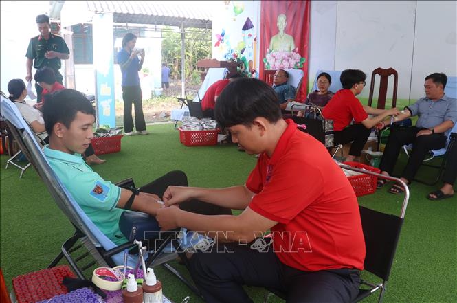 Anh Võ Tấn Phát, giáo viên Trường Tiểu học Chu Văn An (xã Gành Hào), lần đầu tiên tham gia hiến máu. Ảnh: Tuấn Kiệt – TTXVN