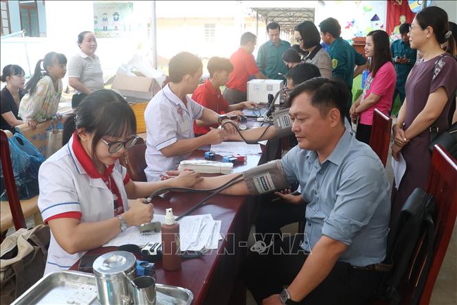 Các bác sĩ, kỹ thuật viên Bệnh viện Huyết học - Truyền máu thành phố Cần Thơ khám sàng lọc các bước theo quy trình, đảm bảo nguồn máu tiếp nhận an toàn. Ảnh: Tuấn Kiệt – TTXVN.