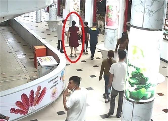 Nhóm đối tượng bám theo nữ du khách (khoanh đỏ) trước khi ra tay giật dây chuyền của nạn nhân. Ảnh: TTXVN phát