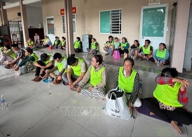 Các đối tượng trong nhóm dàn cảnh cướp giật tài sản tại Khu tham quan Liên Hoa Bảo tháp tại cơ quan Công an. Ảnh: TTXVN phát