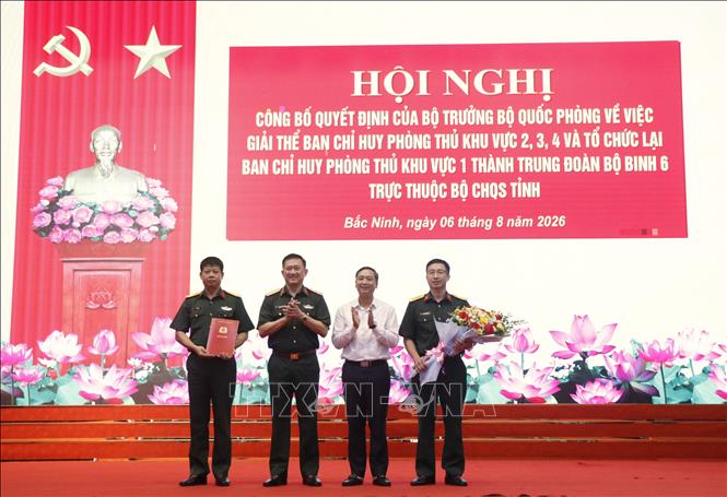Trung tướng La Công Phương (thứ 2, từ trái sang), Ủy viên Trung ương Đảng, Chính ủy Quân khu 1, trao quyết định thành lập Trung đoàn Bộ binh 6, trực thuộc Bộ CHQS tỉnh. Ảnh: Thanh Thương- TTXVN