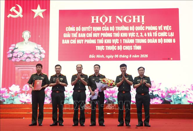 Đảng ủy, lãnh đạo Bộ CHQS tỉnh Bắc Ninh trao Quyết định thành lập Đảng bộ Trung đoàn Bộ binh 6 nhiệm kỳ 2025 - 2030 trực thuộc Đảng bộ Bộ CHQS tỉnh Bắc Ninh. Ảnh: Thanh Thương- TTXVN