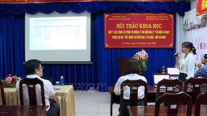 Bà Phạm Thanh Loan, Phó Trưởng phòng Tổng hợp, Viện Sở hữu trí tuệ quốc gia, giới thiệu các quy chế quản lý và sử dụng chỉ dẫn địa lý “Cá nâu Cà Mau”. Ảnh: Tuấn Kiệt – TTXVN