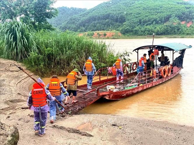 Các lực lượng chức năng triển khai tìm kiếm nạn nhân mất tích trên sông Lô. Ảnh: Minh Tâm - TTXVN