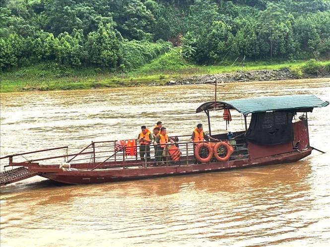 Các lực lượng chức năng sử dụng phương tiện đường thủy, mở rộng phạm vi tìm kiếm nạn nhân trên sông Lô. Ảnh: Minh Tâm - TTXVN