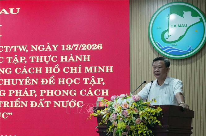 Ông Hồ Trung Việt, Trưởng Ban Tuyên giáo và Dân vận Tỉnh ủy Cà Mau triển khai Chuyên đề của tỉnh thực hiện theo Chỉ thị 07 của Bộ Chính trị. Ảnh: Trung Hiếu - TTXVN