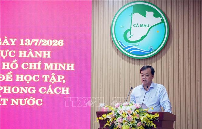 Ông Huỳnh Quốc Việt, Phó Bí thư thường trực Tỉnh ủy Cà Mau triển khai các nội dung cốt lõi của Chỉ thị 07 tại hội nghị. Ảnh: Trung Hiếu - TTXVN