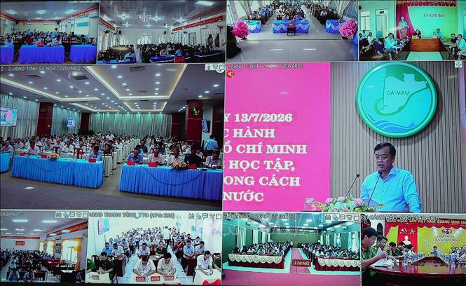Hội nghị được tổ chức theo hình thức trực tiếp kết hợp trực tuyến, kết nối đến 301 điểm cầu ở các Sở, ngành, địa phương, đơn vị trong tỉnh. Ảnh: Trung Hiếu - TTXVN