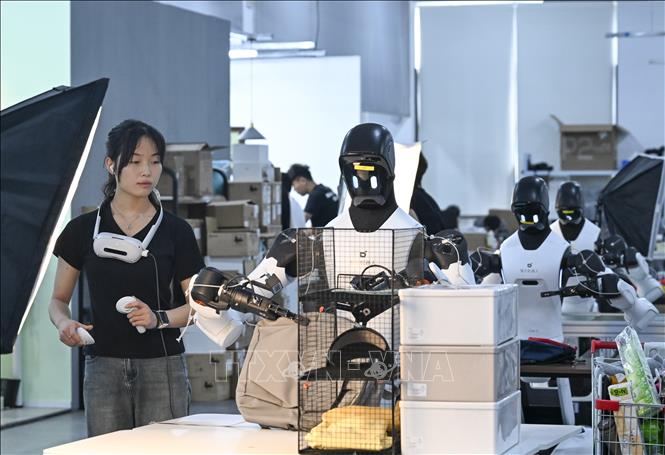 Nhân viên huấn luyện robot thực hiện các công việc gia đình tại công ty Maniformer ở thành phố Thượng Hải, miền Đông Trung Quốc. Ảnh: THX/TTXVN phát