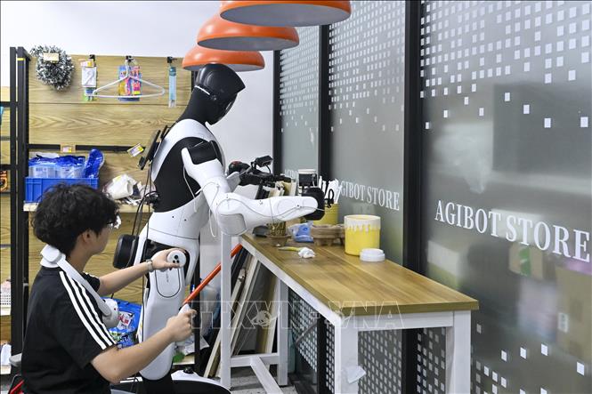 Nhân viên huấn luyện robot sắp xếp hàng hóa trong siêu thị tại công ty Maniformer ở thành phố Thượng Hải, miền Đông Trung Quốc. Ảnh: THX/TTXVN phát