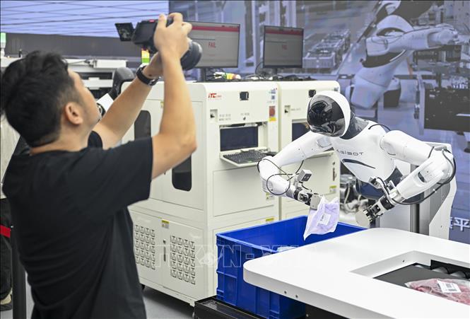 Robot hình người được huấn luyện tại công ty AGIBOT ở thành phố Thượng Hải, Trung Quốc. Ảnh: THX/TTXVN phát