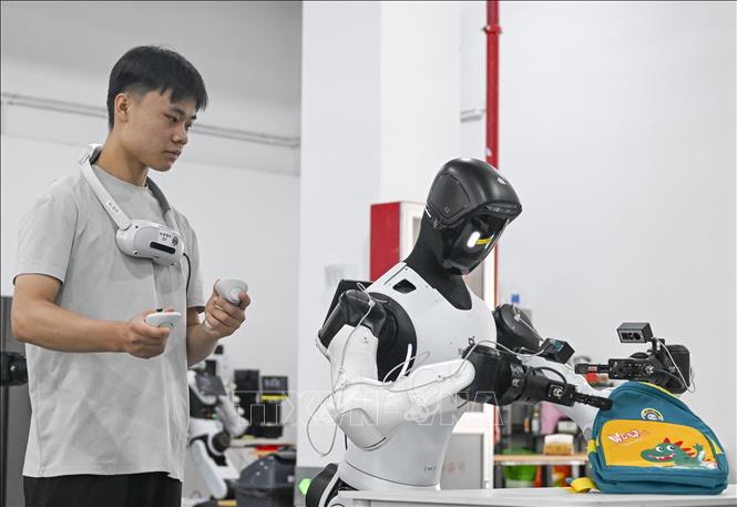 Robot được huấn luyện sắp xếp sách vở vào cặp học sinh tại công ty Maniformer ở thành phố Thượng Hải, Trung Quốc, ngày 5/8/2026. Ảnh: THX/TTXVN phát
