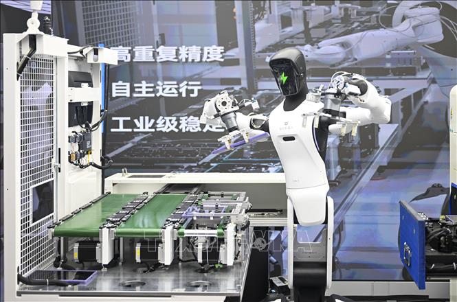 Robot được huấn luyện tại công ty AGIBOT ở thành phố Thượng Hải, Trung Quốc, ngày 4/8/2026. Ảnh: THX/TTXVN phát
