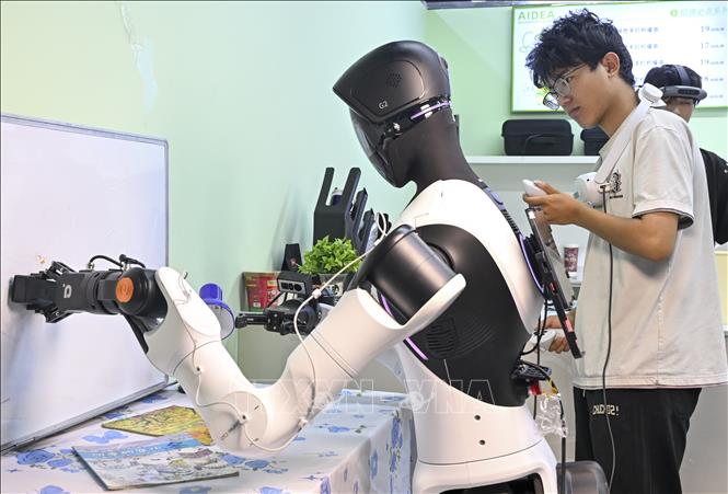 Robot được huấn luyện lau bảng tại công ty Maniformer ở thành phố Thượng Hải, Trung Quốc, ngày 5/8/2026. Ảnh: THX/TTXVN phát