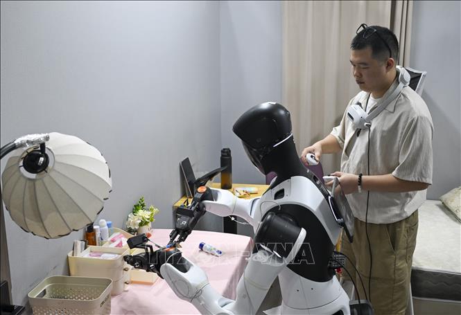 Robot được huấn luyện làm việc nhà tại công ty Maniformer ở thành phố Thượng Hải, Trung Quốc, ngày 5/8/2026. Ảnh: THX/TTXVN phát