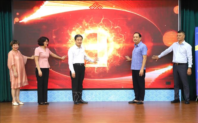 Ra mắt Trạm truyền thông số phường Cửa Nam (Hà Nội), kênh thông tin hỗ trợ người dân tiếp cận dịch vụ công trực tuyến, VNeID, iHanoi, thanh toán không dùng tiền mặt, hóa đơn điện tử và các kỹ năng số thiết yếu. Ảnh: Nguyễn Cúc - TTXVN