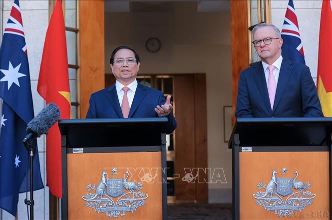 Thủ tướng Phạm Minh Chính và Thủ tướng Anthony Albanese họp báo, tuyên bố nâng nâng cấp quan hệ Việt Nam - Australia từ Đối tác Chiến lược lên Đối tác Chiến lược toàn diện (Australia, 7/3/2024). Ảnh: Dương Giang-TTXVN