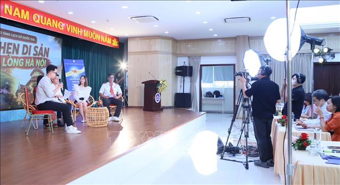 Livestream giới thiệu các sản phẩm du lịch văn hóa gắn với di sản, văn hóa kiến trúc trên địa bàn phường Cửa Nam (Hà Nội). Ảnh: Nguyễn Cúc - TTXVN