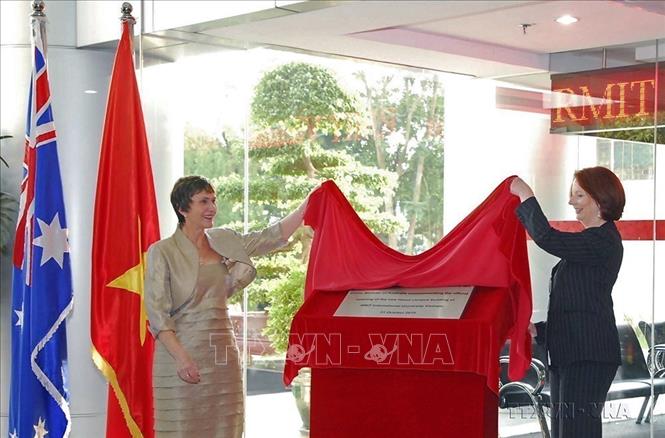 Trong chuyến thăm chính thức Việt Nam, Thủ tướng Australia Julia Gillard khánh thành toà nhà mới của Đại học RMIT tại Hà Nội (10/2010). Ảnh: Bích Ngọc – TTXVN
