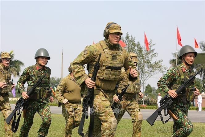 Các chuyên gia Australia và học viên Việt Nam trình diễn kỹ năng bắn súng trong Khóa tập huấn, trao đổi kỹ năng bắn súng quân dụng giữa hai nước (Hà Nội, 18/2/2020). Ảnh: Dương Giang – TTXVN