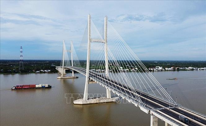 Cầu Cao Lãnh bắc qua sông Tiền có tổng kinh phí xây dựng 7.500 tỷ đồng, trong đó vốn viện trợ không hoàn lại của Chính phủ Australia khoảng 160 triệu USD, đưa vào sử dụng từ ngày 27/6/2022, có vai trò quan trọng đối với sự phát triển kinh tế - xã hội Đồng bằng sông Cửu Long nói riêng và cả nước nói chung. Ảnh: Nhựt An – TTXVN
