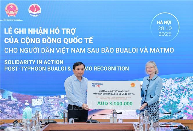 Ông Nguyễn Hoàng Hiệp, Thứ trưởng Bộ Nông nghiệp và Môi trường tiếp nhận hỗ trợ người dân Việt Nam sau bão Bualoi và Matmo từ bà Gillian Bird, Đại sứ Australia tại Việt Nam (10/2025). Ảnh: Lê Đông – TTXVN