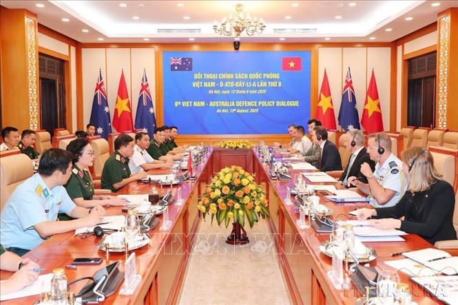 Thượng tướng Hoàng Xuân Chiến, Thứ trưởng Bộ Quốc phòng và ngài Hung Jeffrey, Phó Tổng Thư ký Quốc phòng Austraylia đồng chủ trì Đối thoại Chính sách quốc phòng Việt Nam - Australia lần thứ 8 (Hà Nội, 12/8/2025). Ảnh: Trọng Đức - TTXVN