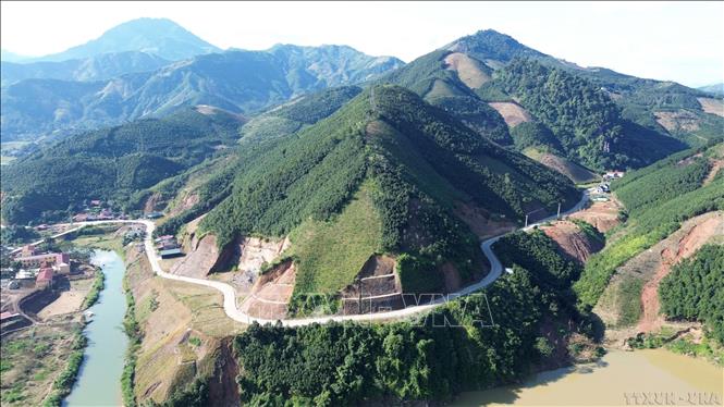 Tuyến đường kết nối giao thông các tỉnh miền núi phía Bắc có tổng chiều dài 199,77 km, có tổng mức đầu tư hơn 6.000 tỷ đồng từ nguồn vốn vay ADB, viện trợ không hoàn lại của Chính phủ Australia và vốn đối ứng của Chính phủ Việt Nam (12/2025). Ảnh: Quốc Khánh – TTXVN