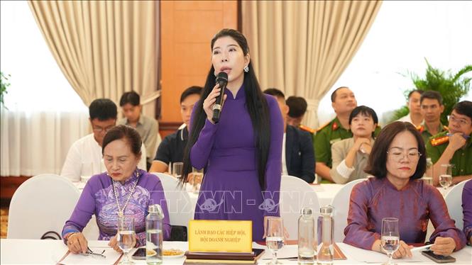 Doanh nghiệp trao đổi, nêu kiến nghị tại buổi đối thoại. Ảnh: Văn Dũng - TTXVN