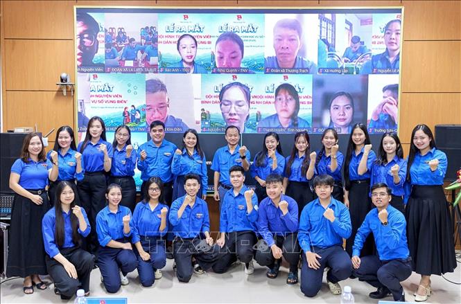 Đội hình được thành lập nhằm hỗ trợ người dân vùng biên tiếp cận và ứng dụng hiệu quả công nghệ số. Ảnh: TTXVN phát