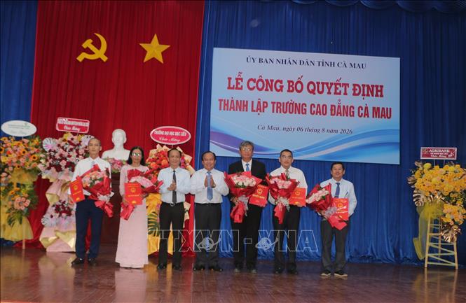 Lãnh đạo tỉnh Cà Mau trao Quyết định bổ nhiệm và tặng hoa cho Ban Giám hiệu trưởng Cao đẳng nghề Cà Mau. Ảnh: Tuấn Kiệt – TTXVN