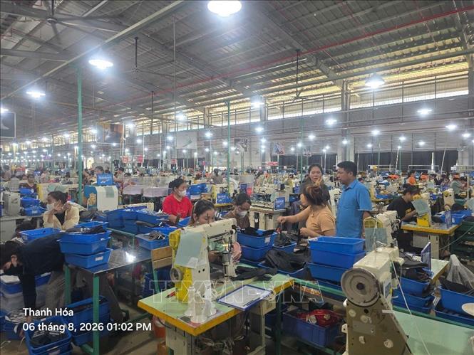 Đại diện LĐLĐ tỉnh Thanh Hóa thăm hỏi, động viên công nhân lao động sau khi quay trở lại xưởng làm việc. Ảnh: TTXVN phát 