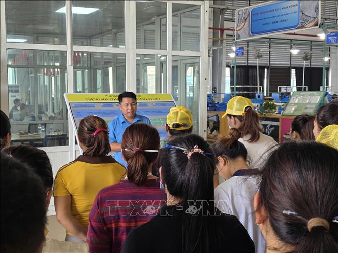 Cùng với việc đề nghị doanh nghiệp nghiêm túc tiếp thu, giải quyết các kiến nghị chính đáng, tổ chức Công đoàn cũng phân tích để người lao động hiểu rõ trách nhiệm chấp hành nội quy lao động. Ảnh: TTXVN phát 