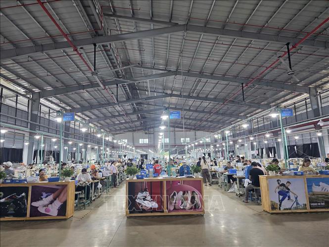 Qua gặp gỡ, trao đổi, các cơ quan chức năng xác định kiến nghị của người lao động chủ yếu liên quan đến tiền lương làm thêm giờ, nhất là thời gian làm thêm kéo dài trên 2 giờ; việc điều chỉnh mức lương cơ bản và chế độ tiền lương, tiền chuyên cần đối với những ngày người lao động ngừng việc. Ảnh: TTXVN phát 