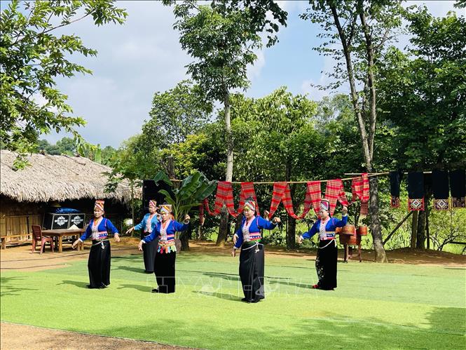 Đồng bào Thái biểu diễn văn nghệ truyền thống tại không gian làng dân tộc Thái, Làng Văn hóa - Du lịch các dân tộc Việt Nam. Ảnh: Tuyết Mai - TTXVN
