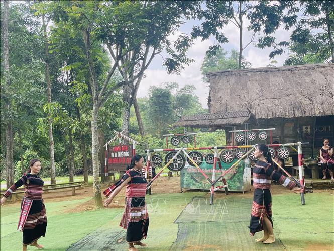 Các cô gái Ba Na biểu diễn văn nghệ truyền thống tại không gian làng dân tộc Ba Na, Làng Văn hóa - Du lịch các dân tộc Việt Nam. Ảnh: Tuyết Mai - TTXVN