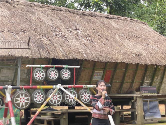 Cô gái Ba Na biểu diễn dân ca truyền thống tại không gian làng dân tộc Ba Na, Làng Văn hóa - Du lịch các dân tộc Việt Nam, giới thiệu nét đẹp văn hóa Tây Nguyên tới du khách. Ảnh: Tuyết Mai - TTXVN