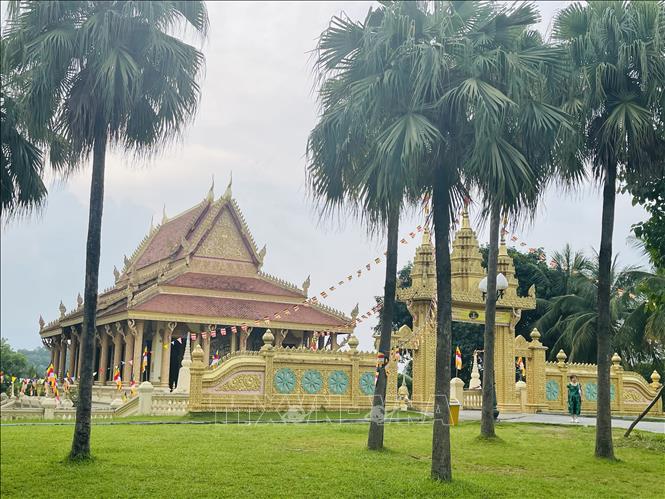 Chùa Khmer trong quần thể Làng Văn hóa - Du lịch các dân tộc Việt Nam được xây dựng theo nguyên mẫu chùa K’Leang (đồng bằng sông Cửu Long), mang đậm bản sắc kiến trúc và văn hóa của đồng bào Khmer Nam Bộ. Ảnh: Tuyết Mai - TTXVN