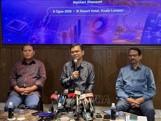 Bộ trưởng Kinh tế Malaysia Akmal Nasrullah Mohd Nasir (giữa) trả lời họp báo sau hội nghị. Ảnh: Thanh Bình – P/v TTXVN tại Malaysia