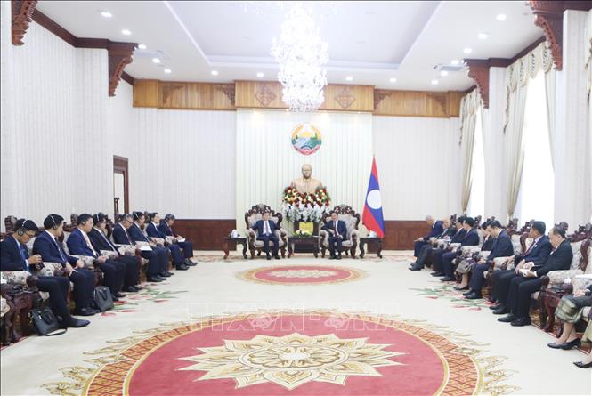 Thủ tướng Chính phủ Lào Sonexay Siphandone (phải) tiếp Đoàn đại biểu Học viện Chính trị quốc gia Hồ Chí Minh. Ảnh: Xuân Tú - PV TTXVN tại Lào