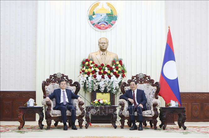 Thủ tướng Chính phủ Lào Sonexay Siphandone (phải) tiếp PGS.TS Đoàn Minh Huấn, Ủy viên Bộ Chính trị, Giám đốc Học viện Chính trị quốc gia Hồ Chí Minh đến chào xã giao. Ảnh: Xuân Tú - PV TTXVN tại Lào