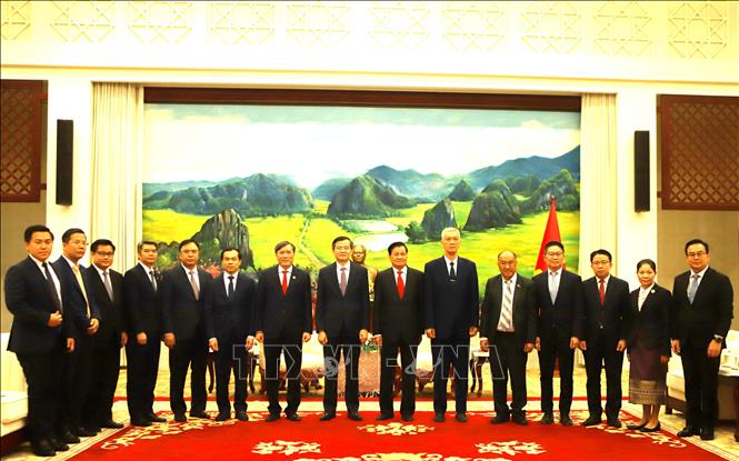 Tổng Bí thư, Chủ tịch nước Lào Thongloun Sisoulith chụp ảnh kỷ niệm với Đoàn đại biểu Học viện Chính trị quốc gia Hồ Chí Minh. Ảnh: Xuân Tú - PV TTXVN tại Lào