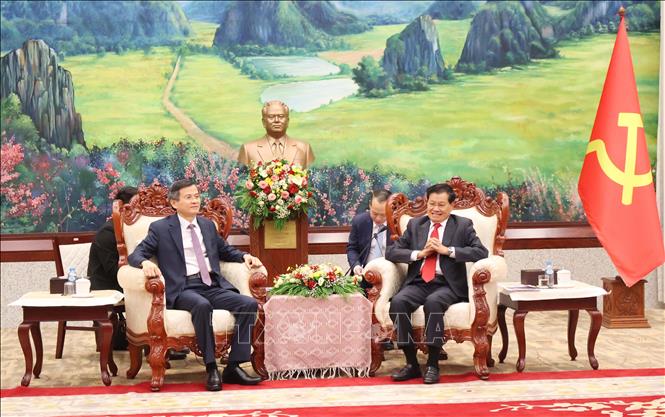 Tổng Bí thư, Chủ tịch nước Lào Thongloun Sisoulith (phải) tiếp PGS.TS Đoàn Minh Huấn, Ủy viên Bộ Chính trị, Giám đốc Học viện Chính trị quốc gia Hồ Chí Minh đến chào xã giao. Ảnh: Xuân Tú - PV TTXVN tại Lào