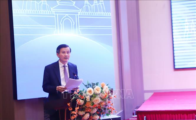 PGS.TS Đoàn Minh Huấn, Ủy viên Bộ Chính trị, Giám đốc Học viện Chính trị quốc gia Hồ Chí Minh phát biểu tại Hội thảo Khoa học quốc tế Lào-Việt Nam với chủ đề “Nền kinh tế độc lập, tự chủ: Sáng kiến của Lào và bài học kinh nghiệm Việt Nam”. Ảnh: Xuân Tú - PV TTXVN tại Lào