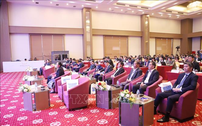 Các đại biểu tham dự Hội thảo Khoa học quốc tế Lào-Việt Nam với chủ đề “Nền kinh tế độc lập, tự chủ: Sáng kiến của Lào và bài học kinh nghiệm Việt Nam”. Ảnh: Xuân Tú - PV TTXVN tại Lào